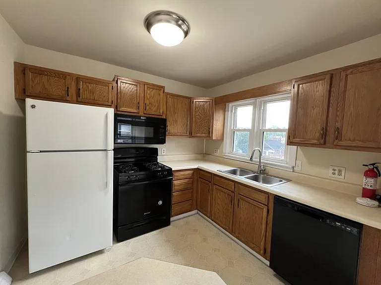 1088 South St — Photo 6