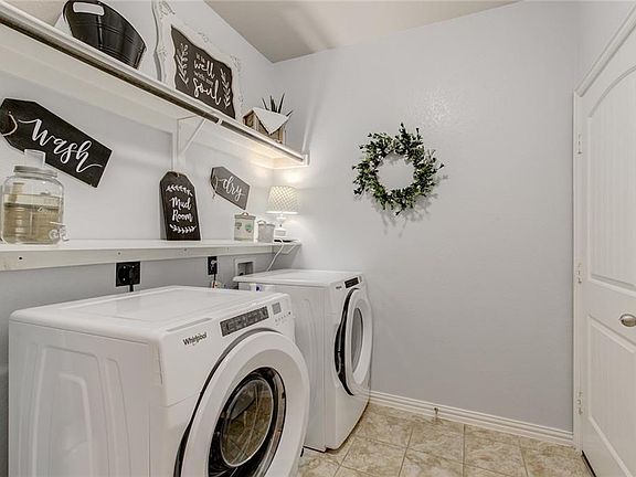 4th image of 2927 Greenway Dr