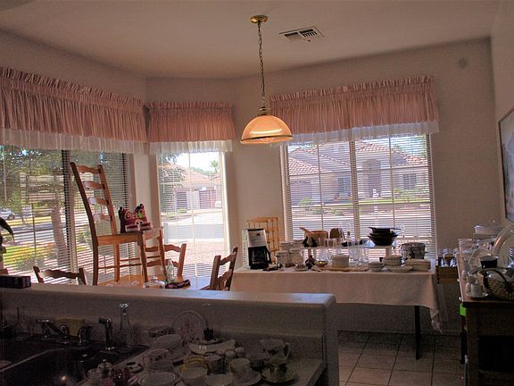05 eat in kitchen
