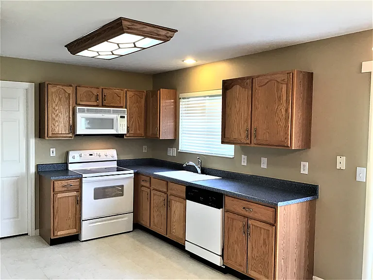 233 Saddle Creek Ln — Photo 2