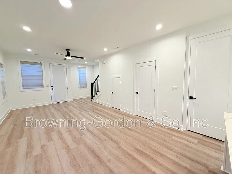 2 bed, 2.5 bath, 1100 sqft, $2,400 — Photo 4