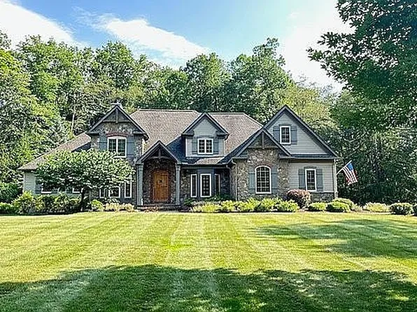 8291 Cloveridge Rd, Chagrin Falls, OH 44022