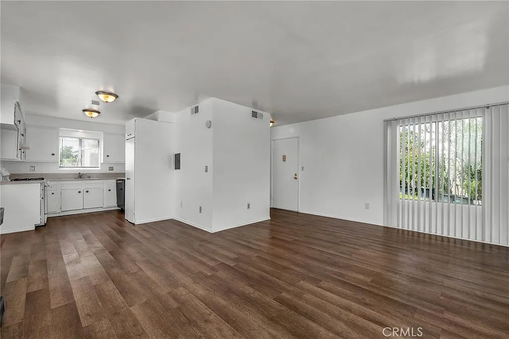 3 bed, 1.5 bath, 1500 sqft, $3,790 — Photo 2