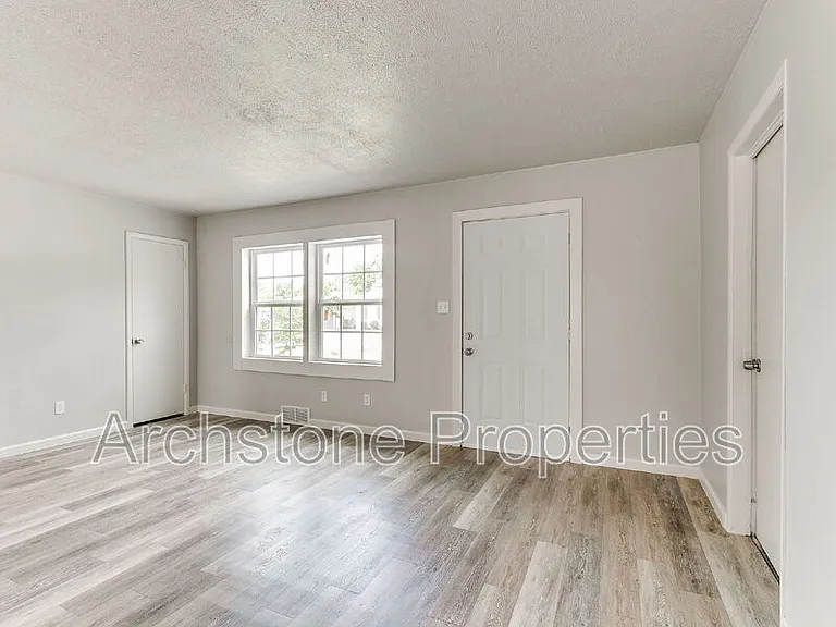 2312 Mustang St — Photo 2