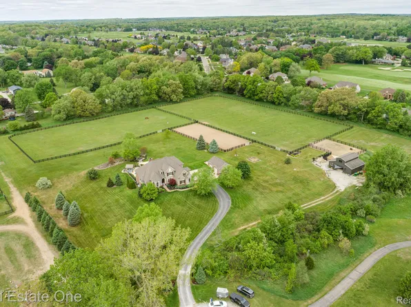 690 Spiroff Dr, Milford, MI 48380
