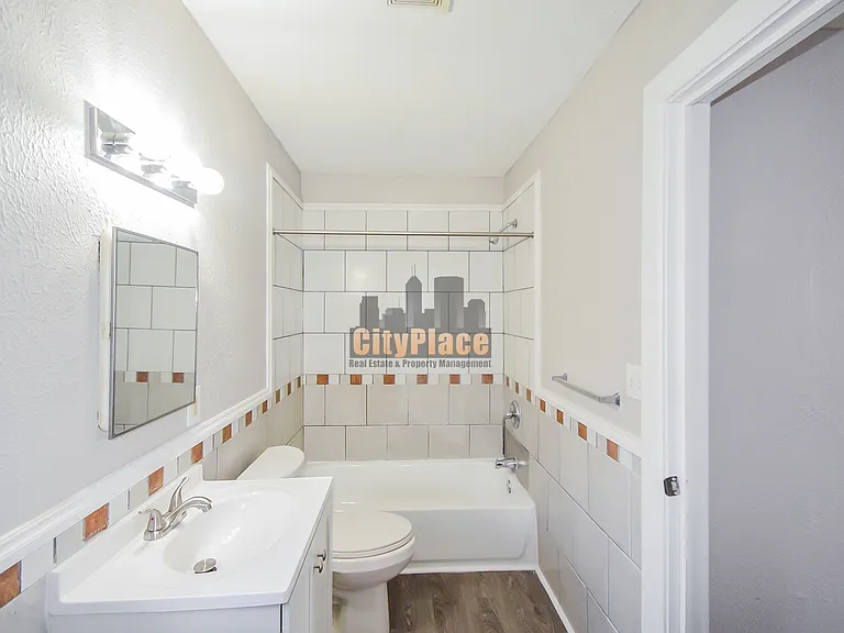 1541 Spruce St — Photo 12