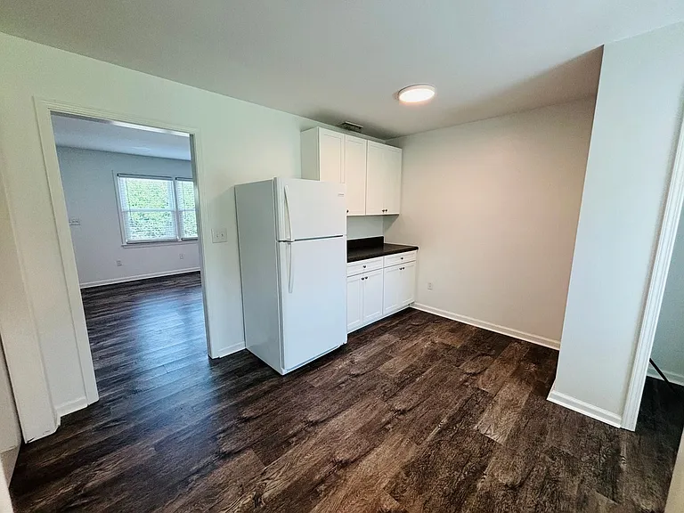 2 Bedroom, 1 Bath Apartment — Photo 34