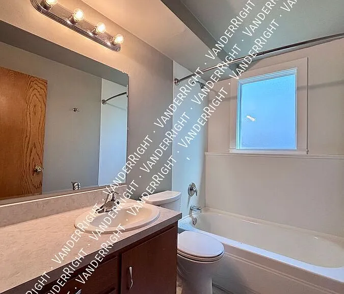 1011 S Blaine Ave — Photo 4