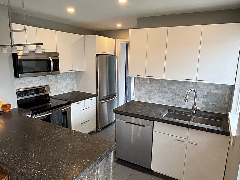 241 Bradley Ave — Photo 11