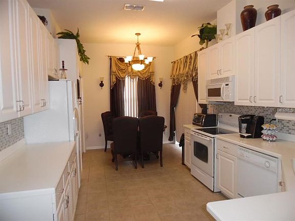 Spacious Kitchen! Tons of counter space & Breakfast area
