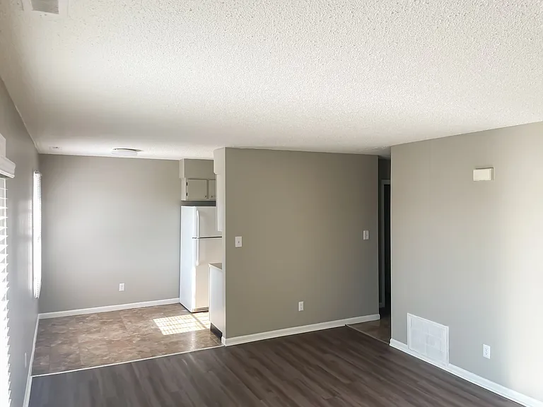 Turnberry Square Apartments — Photo 2