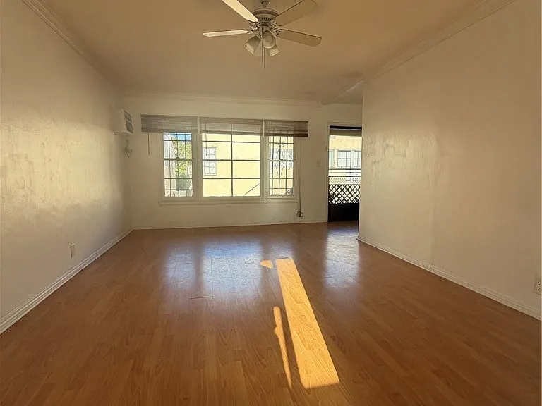 209 S Reeves Dr — Photo 4