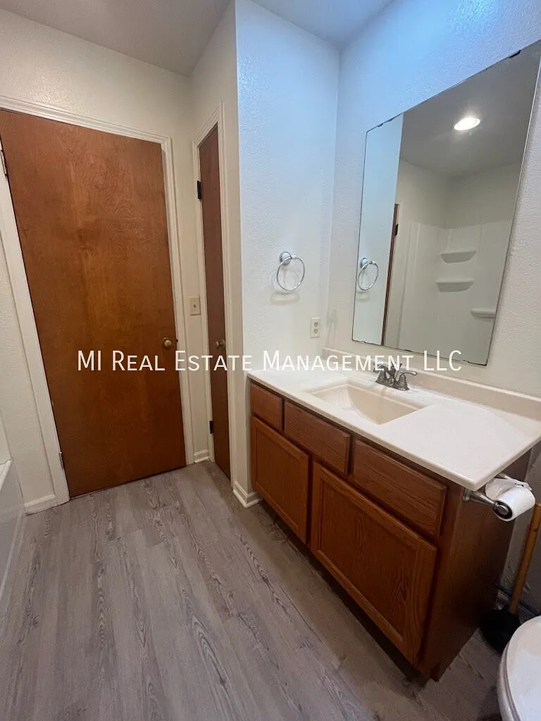 2 bed, 1.0 bath, 900 sqft, $1,350 — Photo 4