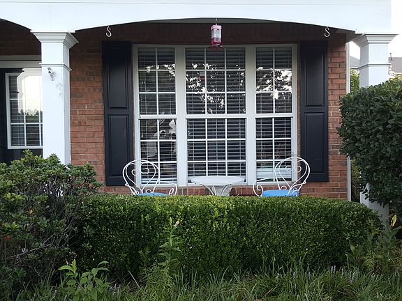 NIce size covered frnt porch