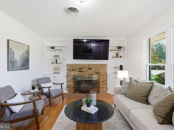 4th image of 300 E Loudoun Valley Dr