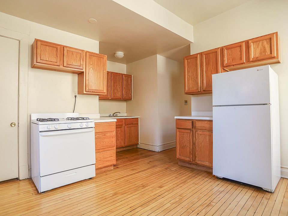 1st image of 842 W Cornelia Ave #2