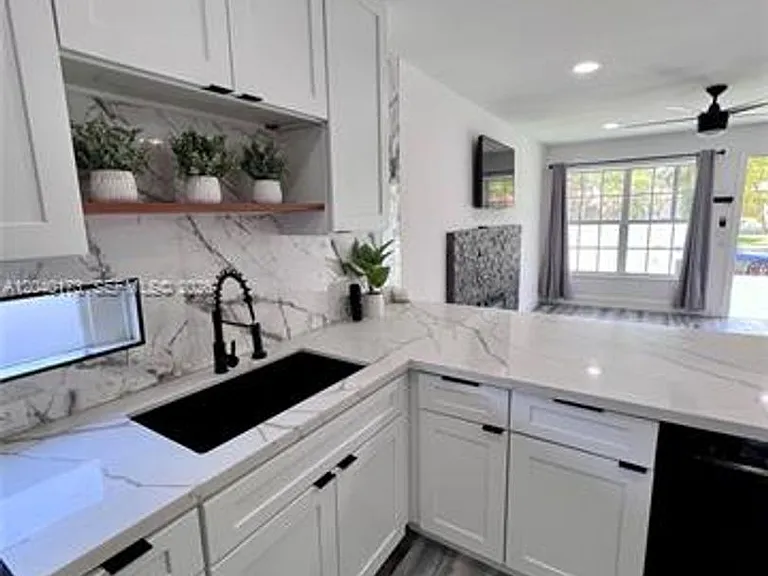2425 SW 26th Ln #2425 — Photo 5
