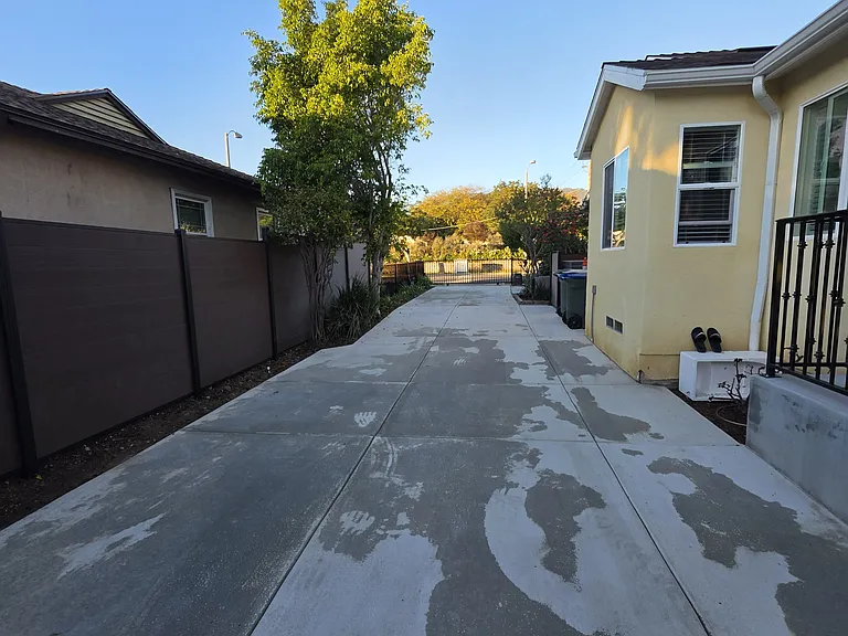 552 W Howard St — Photo 3