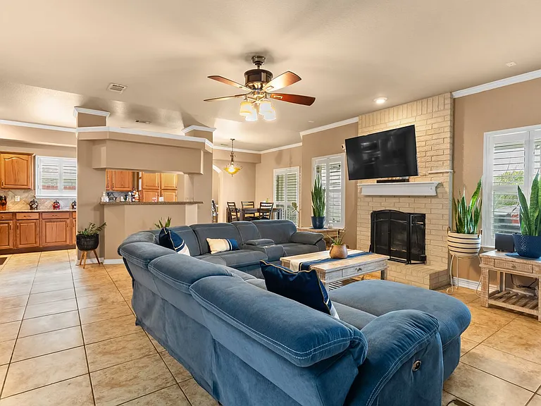 5815 Durango Dr — Photo 3
