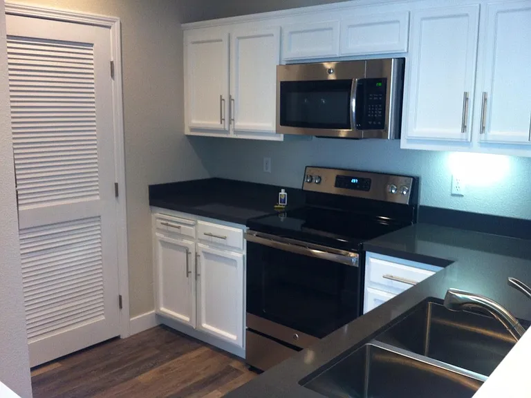 2x2 / 855 sf - Kitchen (laundry room door)
