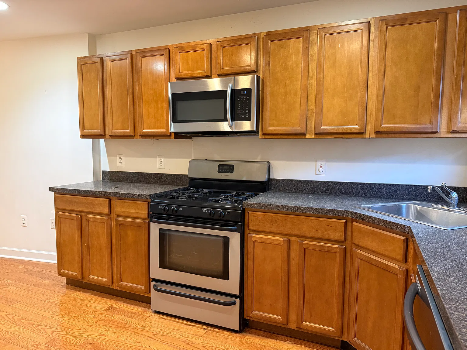 2 bed, 2.5 bath, 1344 sqft, $1,875 — Photo 2