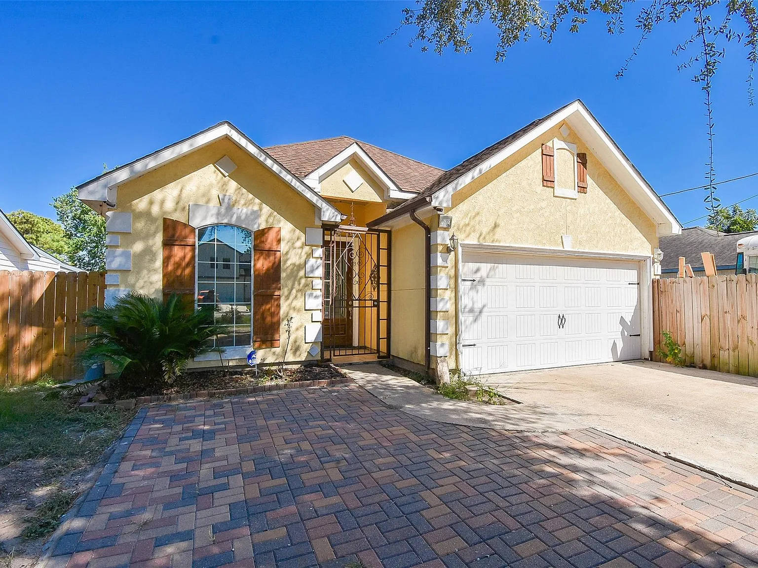 3 bed, 2.0 bath, 1747 sqft, $2,100 — Photo 1