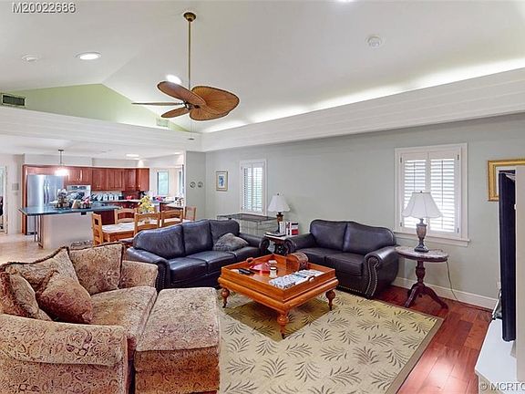 2nd image of 654 SW Thornhill Ln