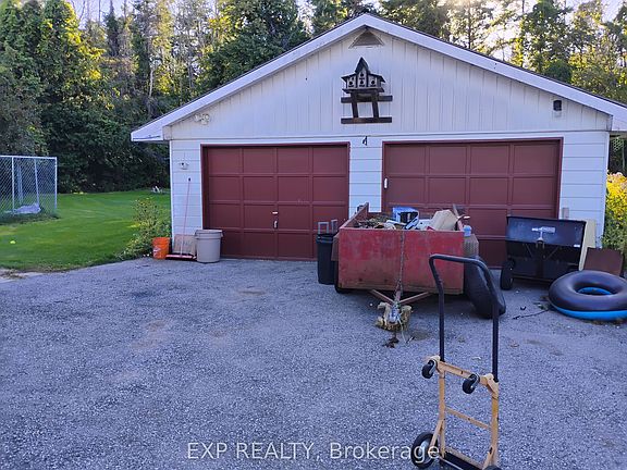 4th image of 4044 Bayview Ave