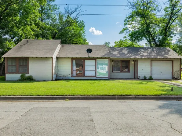 1102 Post Oak St, Hearne, TX 77859