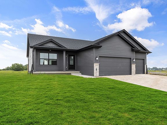 3rd image of 1003 Shady Lane Dr