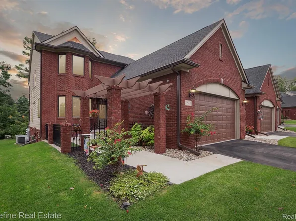 3511 Bay Harbor Dr, Brighton, MI 48114