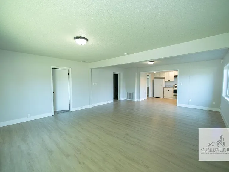 1136 E Griffith Way — Photo 12
