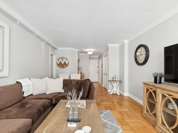 311 East 71st Street image 3 of 7