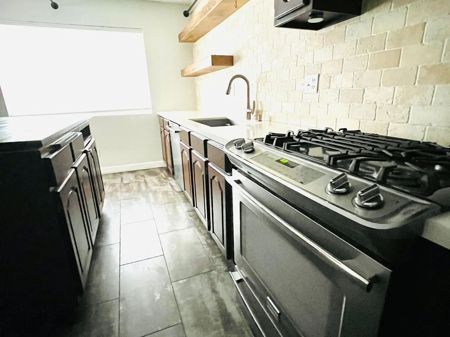 3 bed, 1.5 bath, 1260 sqft, $3,200 — Photo 2