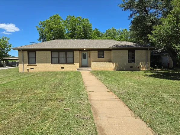 932 W Live Oak St, Jacksboro, TX 76458
