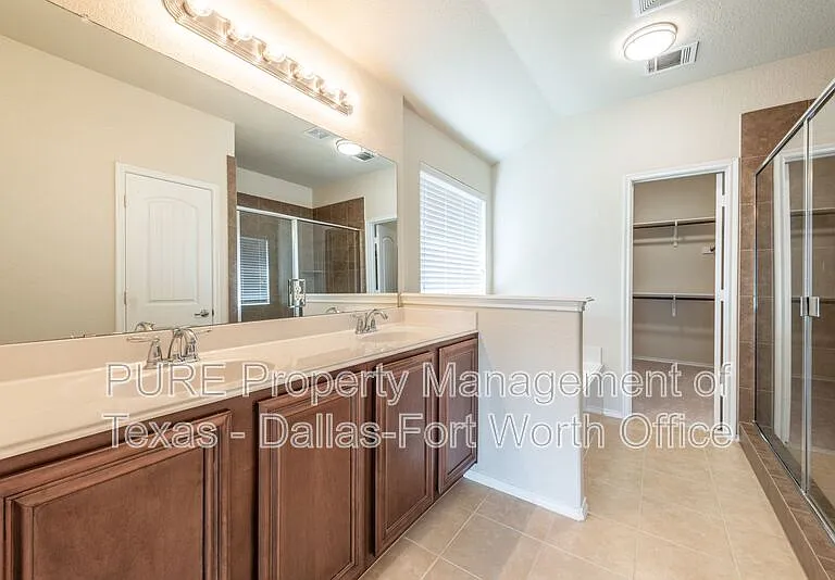 1012 Lake Hollow Dr — Photo 16