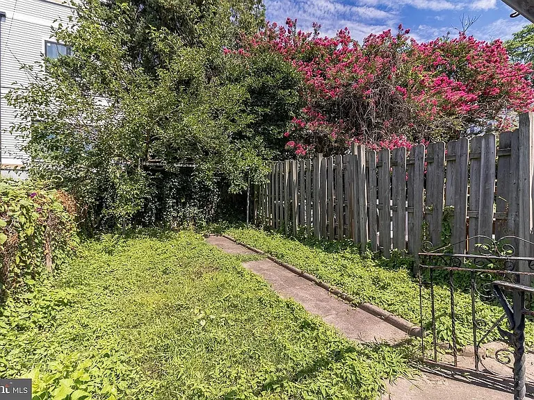 160 Roxborough Ave — Photo 10