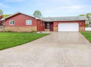 1437 E Gateway Cir S, Fargo, ND 58103