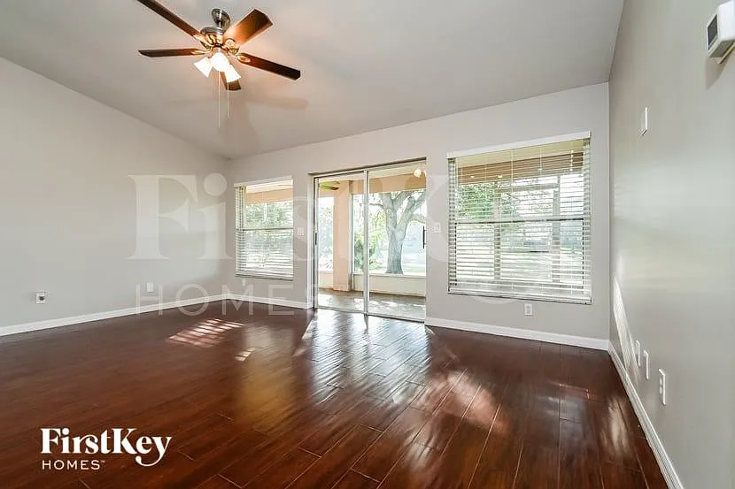 4 bed, 2.0 bath, 2112 sqft, $2,790 — Photo 2