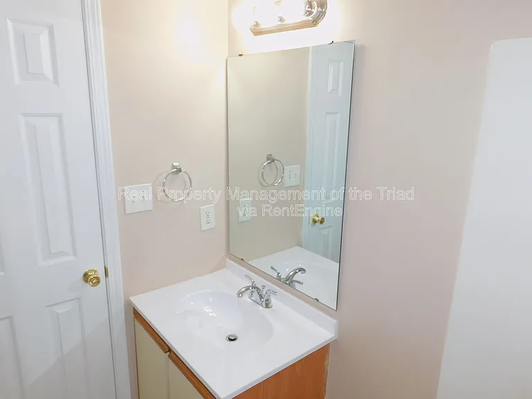 909 Beaumont Ave — Photo 17