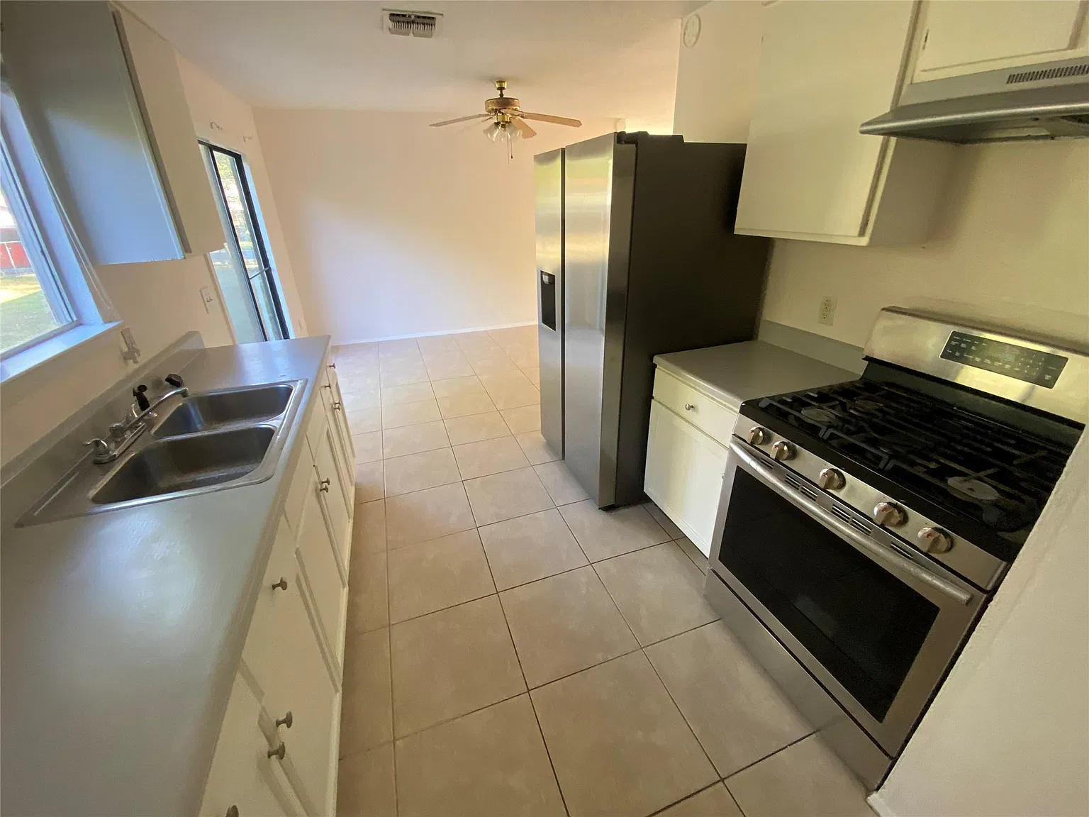 3 bed, 1.5 bath, 1050 sqft, $1,750 — Photo 4