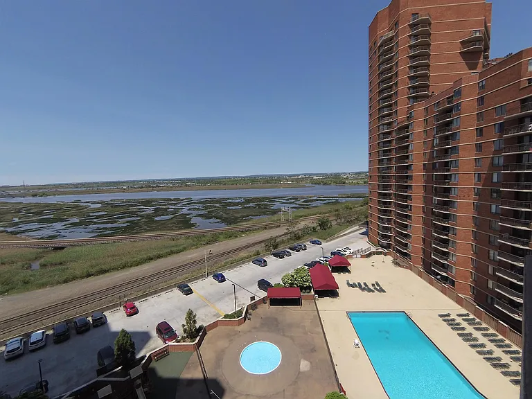 1434 Harmon Cove Tower — Photo 21