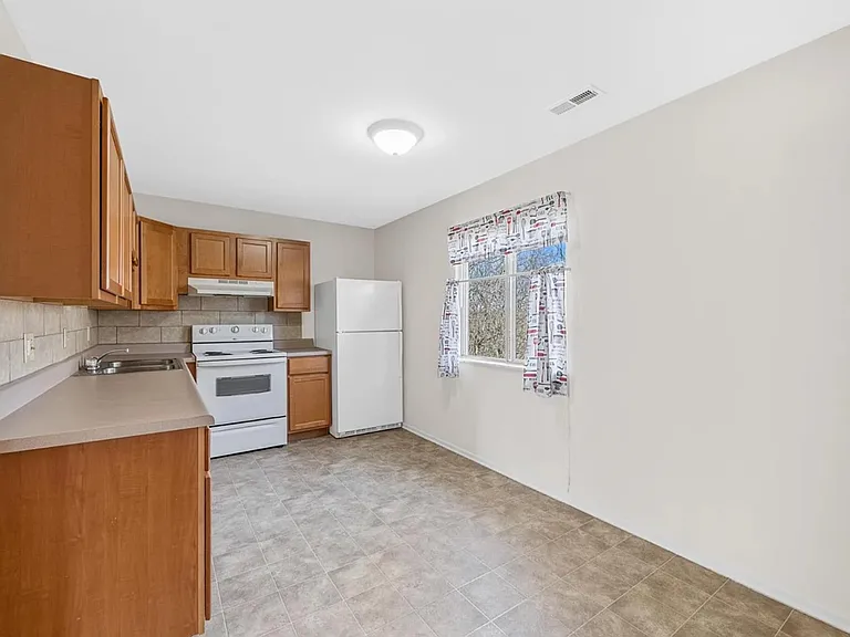 22 E Rock Creek Mnr — Photo 2