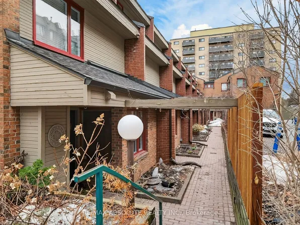 125 Springfield Rd #2, Ottawa, ON K1M 1C5