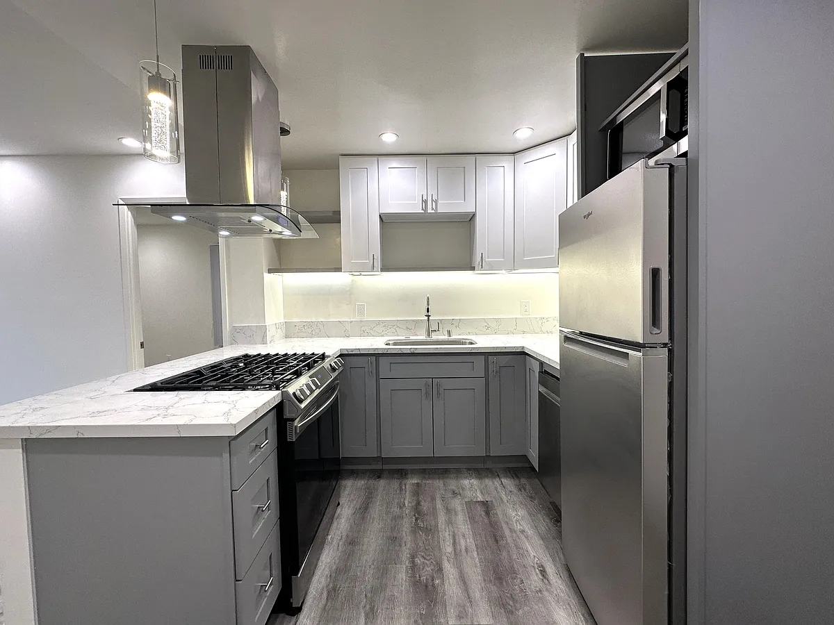 Building Photo - 1706 Granville Ave #404