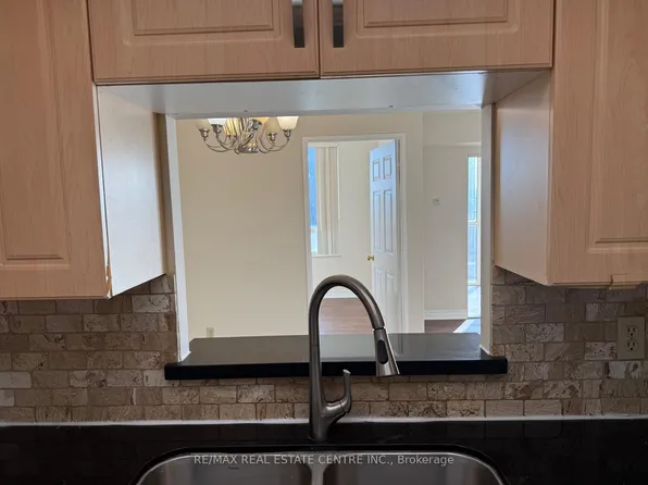 285 Enfield Pl #1508, Mississauga, ON L5B 3Y6