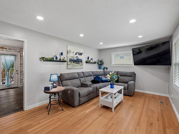 3rd image of 145 Greens Lake Cir
