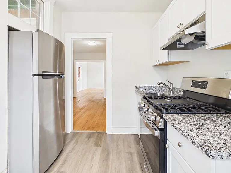 2400 Barton Ave — Photo 46