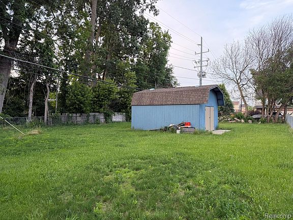 3rd image of 5775 N Dowling St