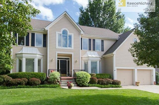 Gorgeous front! Don't miss the third car parking pad!
